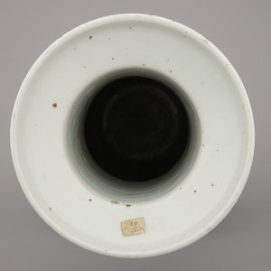 Vase rouleau à décor de paysage en porcelaine de Chine, bleu et blanc, 19e — photo 6