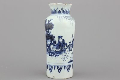 Vase rouleau en faïence de Delft, chinoiserie style Ming, 17e