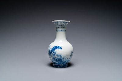 Vase 'Wang Bu' en porcelaine de Chine en bleu et blanc, marque de Yongzheng, 20ème