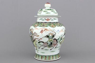Vase wucai couvert en porcelaine de Chine à décor de guerriers à cheval, 19e