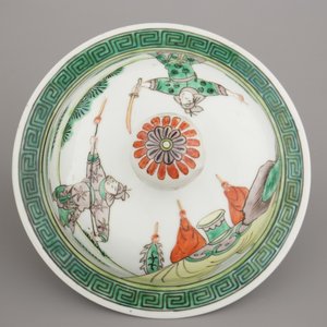 Vase wucai couvert en porcelaine de Chine à décor de guerriers à cheval, 19e — photo 12