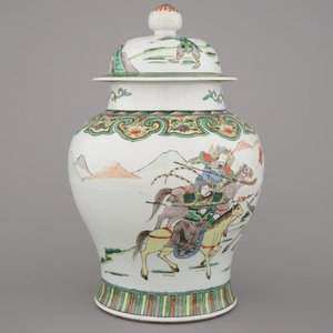 Vase wucai couvert en porcelaine de Chine à décor de guerriers à cheval, 19e — photo 5