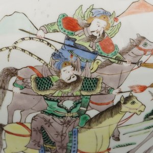 Vase wucai couvert en porcelaine de Chine à décor de guerriers à cheval, 19e — photo 6