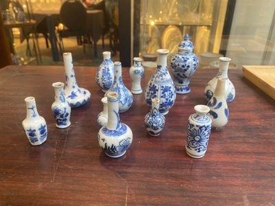 Veertien Chinese blauw-witte miniatuur vazen met floraal decor, Kangxi — foto 1