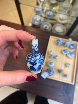 Veertien Chinese blauw-witte miniatuur vazen met floraal decor, Kangxi — foto 13