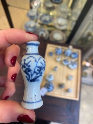 Veertien Chinese blauw-witte miniatuur vazen met floraal decor, Kangxi — foto 17