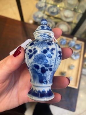 Veertien Chinese blauw-witte miniatuur vazen met floraal decor, Kangxi — foto 23