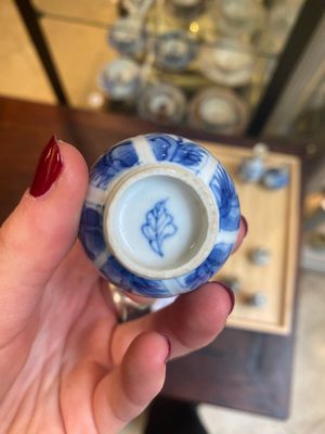 Veertien Chinese blauw-witte miniatuur vazen met floraal decor, Kangxi — foto 8