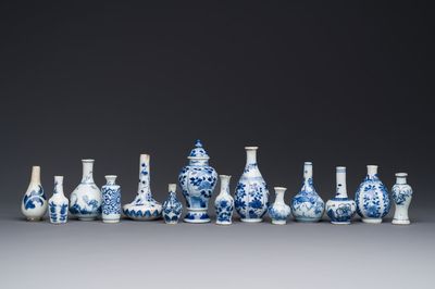 Veertien Chinese blauw-witte miniatuur vazen met floraal decor, Kangxi