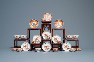 Veertien Chinese ijzerrode en vergulde koppen en negen schotels, Kangxi/Qianlong