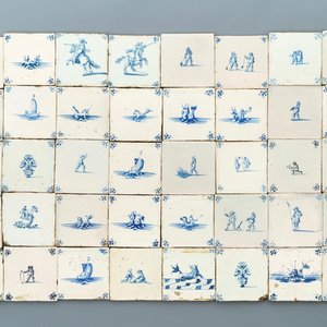 Veertig diverse blauwwitte Delftse tegels, 17/18e eeuw — foto 1