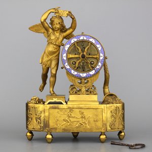 Vergulde skeletpendule in brons en email, met voorstelling van Cupido, Empire, begin 19e eeuw — foto 1