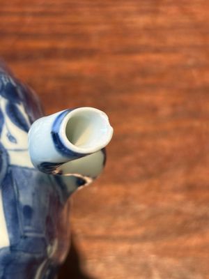 Verseuse à vin couverte en porcelaine de Chine en bleu et blanc à décor figuratif, Wanli — photo 12