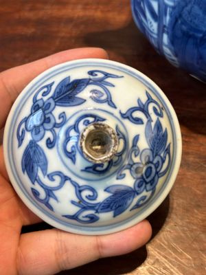 Verseuse à vin couverte en porcelaine de Chine en bleu et blanc à décor figuratif, Wanli — photo 3