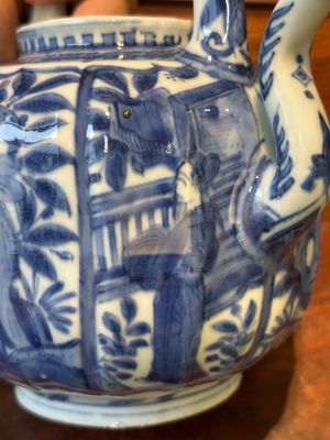Verseuse à vin couverte en porcelaine de Chine en bleu et blanc à décor figuratif, Wanli — photo 6