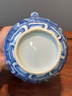Verseuse à vin couverte en porcelaine de Chine en bleu et blanc à décor figuratif, Wanli — photo 8