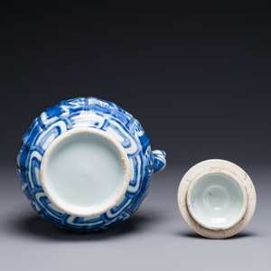 Verseuse à vin couverte en porcelaine de Chine en bleu et blanc à décor figuratif, Wanli — photo 6