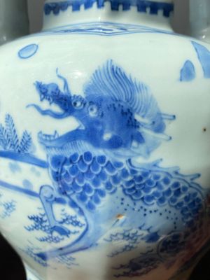 Verseuse à vin en porcelaine de Chine en bleu et blanc à décor de qilins, époque Transition — photo 11