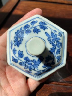 Verseuse à vin en porcelaine de Chine en bleu et blanc à décor de qilins, époque Transition — photo 5