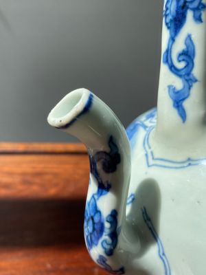 Verseuse à vin en porcelaine de Chine en bleu et blanc à décor de qilins, époque Transition — photo 9