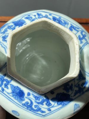 Verseuse à vin en porcelaine de Chine en bleu et blanc à décor de qilins, époque Transition — photo 10