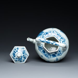 Verseuse à vin en porcelaine de Chine en bleu et blanc à décor de qilins, époque Transition — photo 6