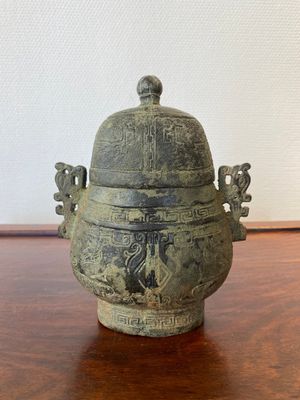 Verseuse à vin rituelle de type 'you' en bronze, Chine, Zhou, ca. 11ème-9ème a.C. — photo 2