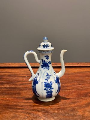 Verseuse couverte en porcelaine de Chine en bleu et blanc à décor des 'Longues Dames', marque de jade, Kangxi — photo 1