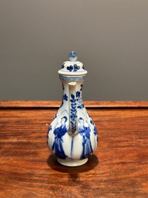 Verseuse couverte en porcelaine de Chine en bleu et blanc à décor des 'Longues Dames', marque de jade, Kangxi — photo 2