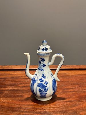 Verseuse couverte en porcelaine de Chine en bleu et blanc à décor des 'Longues Dames', marque de jade, Kangxi — photo 3
