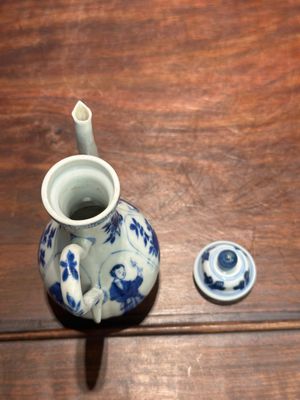 Verseuse couverte en porcelaine de Chine en bleu et blanc à décor des 'Longues Dames', marque de jade, Kangxi — photo 5