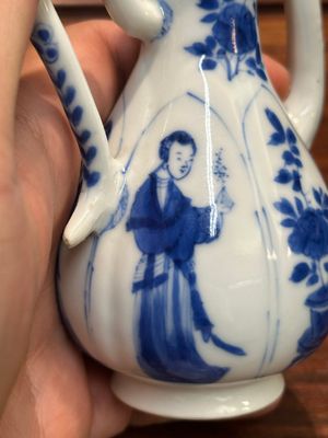 Verseuse couverte en porcelaine de Chine en bleu et blanc à décor des 'Longues Dames', marque de jade, Kangxi — photo 10