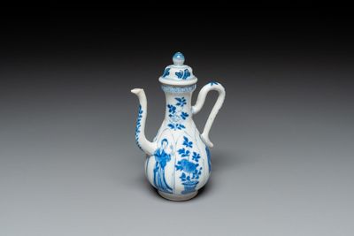 Verseuse couverte en porcelaine de Chine en bleu et blanc à décor des 'Longues Dames', marque de jade, Kangxi