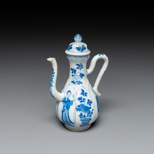 Verseuse couverte en porcelaine de Chine en bleu et blanc à décor des 'Longues Dames', marque de jade, Kangxi — photo 1