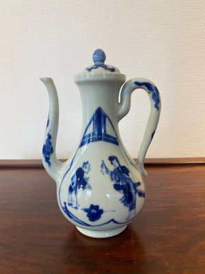 Verseuse couverte en porcelaine de Chine en bleu et blanc à décor 'Xi Xiang Ji', marque de Xuande, Kangxi — photo 1