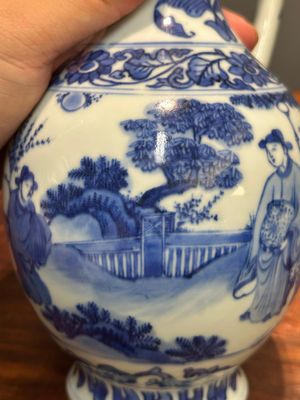 Verseuse en porcelaine de Chine en bleu et blanc à décor de figures dans un paysage, époque Transition — photo 17