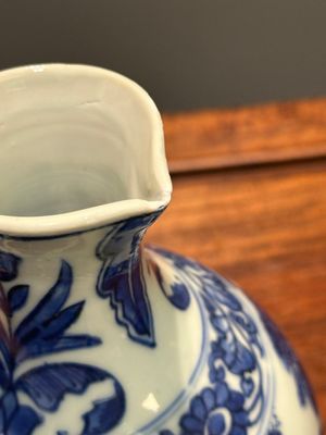 Verseuse en porcelaine de Chine en bleu et blanc à décor de figures dans un paysage, époque Transition — photo 6