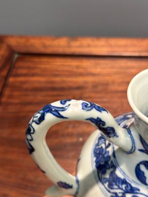 Verseuse en porcelaine de Chine en bleu et blanc à décor de figures dans un paysage, époque Transition — photo 7