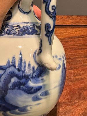 Verseuse en porcelaine de Chine en bleu et blanc à décor de figures dans un paysage, époque Transition — photo 9