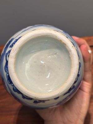 Verseuse en porcelaine de Chine en bleu et blanc à décor de figures dans un paysage, époque Transition — photo 10