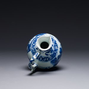 Verseuse en porcelaine de Chine en bleu et blanc à décor de figures dans un paysage, époque Transition — photo 5