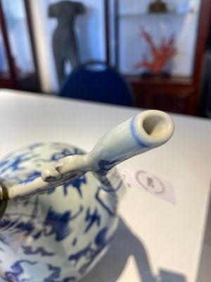 Verseuse en porcelaine de Chine en bleu et blanc à décor de grues parmi des nuages, marque Chang Ming Fu Gui 長命富貴, Ming — photo 13