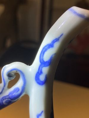 Verseuse en porcelaine de Chine en bleu et blanc à décor de grues parmi des nuages, marque Chang Ming Fu Gui 長命富貴, Ming — photo 15