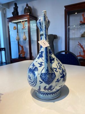 Verseuse en porcelaine de Chine en bleu et blanc à décor de grues parmi des nuages, marque Chang Ming Fu Gui 長命富貴, Ming — photo 2