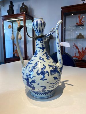 Verseuse en porcelaine de Chine en bleu et blanc à décor de grues parmi des nuages, marque Chang Ming Fu Gui 長命富貴, Ming — photo 3