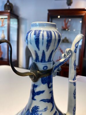 Verseuse en porcelaine de Chine en bleu et blanc à décor de grues parmi des nuages, marque Chang Ming Fu Gui 長命富貴, Ming — photo 4