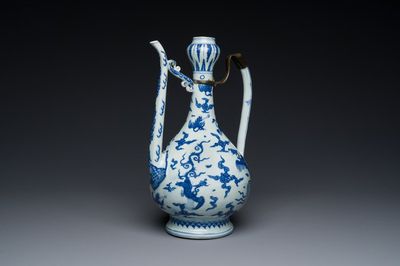 Verseuse en porcelaine de Chine en bleu et blanc à décor de grues parmi des nuages, marque Chang Ming Fu Gui 長命富貴, Ming