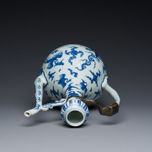 Verseuse en porcelaine de Chine en bleu et blanc à décor de grues parmi des nuages, marque Chang Ming Fu Gui 長命富貴, Ming — photo 6