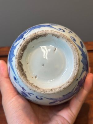 Verseuse en porcelaine de Chine en bleu et blanc à décor de paysage, époque Transition — photo 11