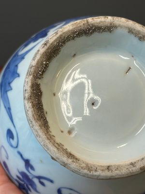 Verseuse en porcelaine de Chine en bleu et blanc à décor de paysage, époque Transition — photo 12